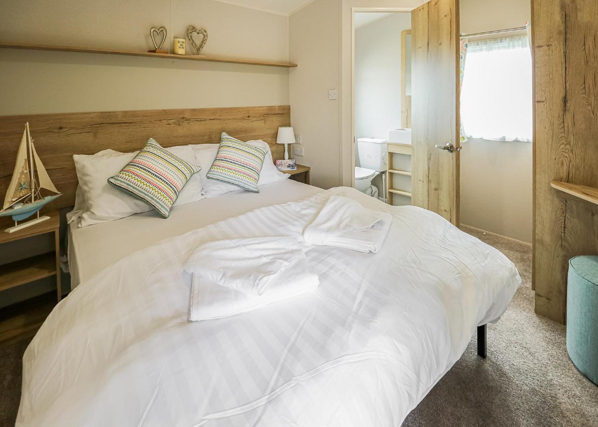 Waters Edge Leisure Park Hotel Cardigan Luaran gambar