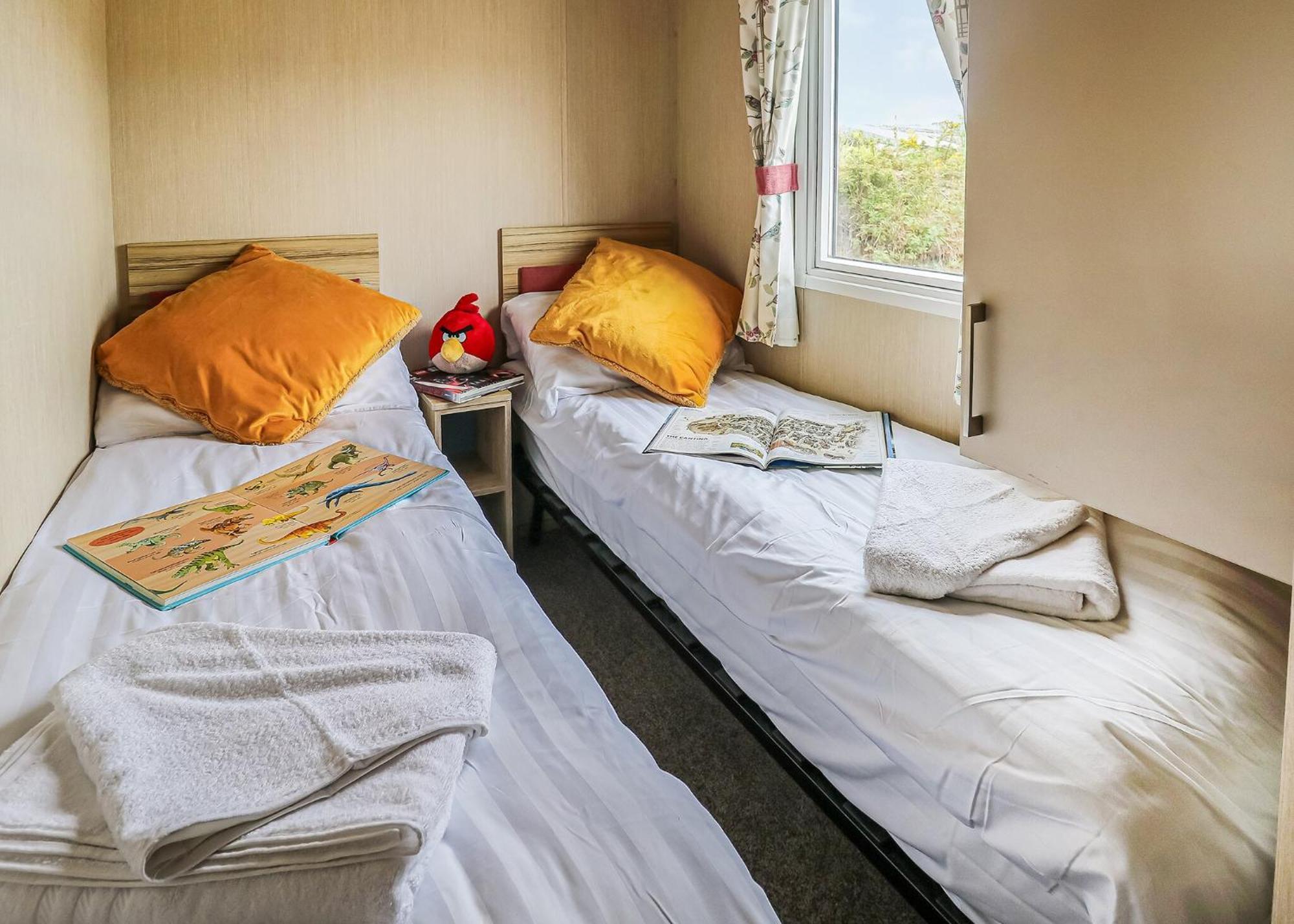 Waters Edge Leisure Park Hotel Cardigan Luaran gambar